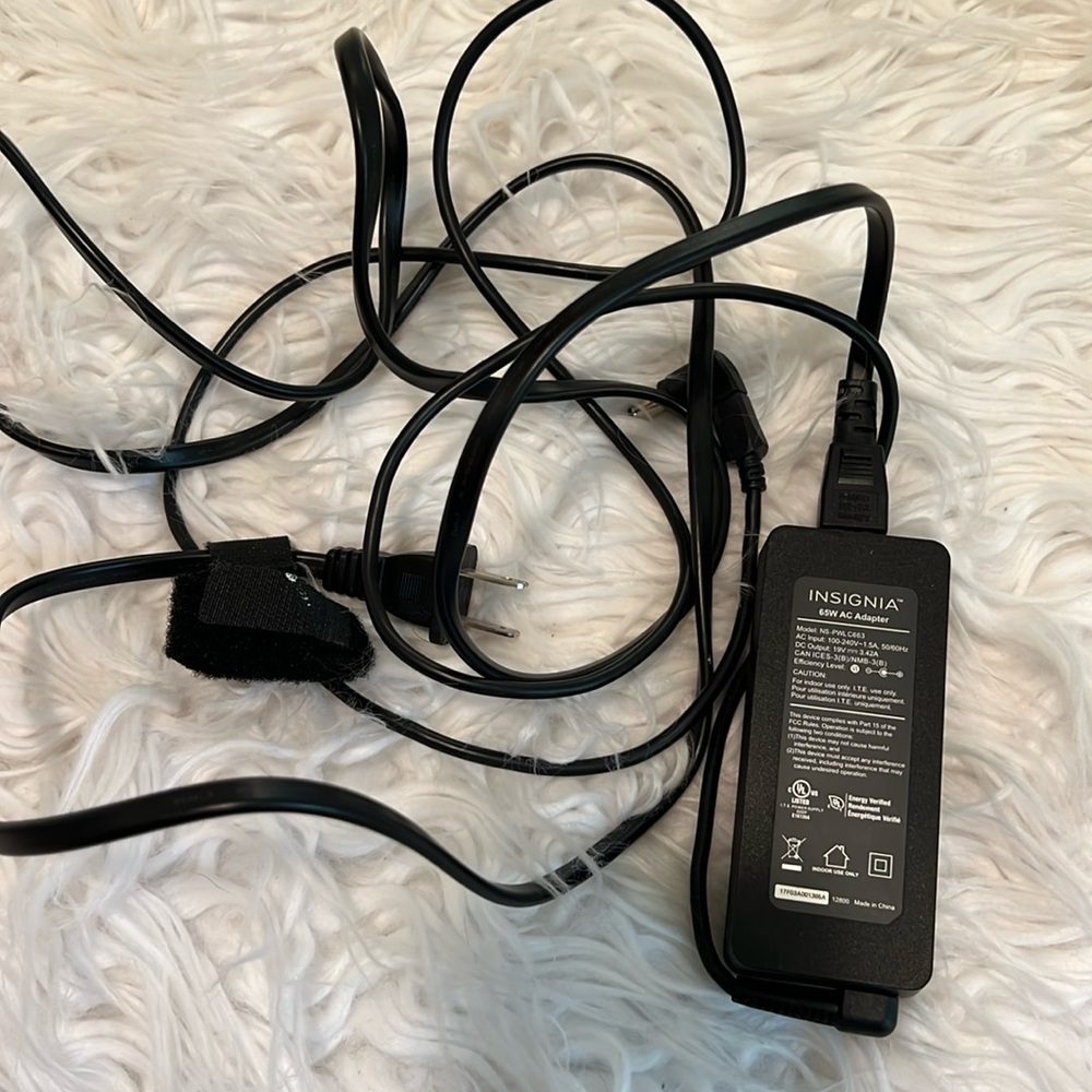 INSIGNIA 65W AC Adapter